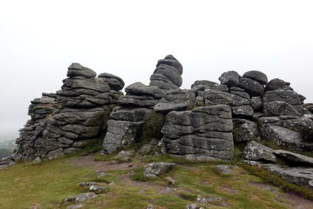 Skály na vrcholku Hound Tor v Dartmooru.